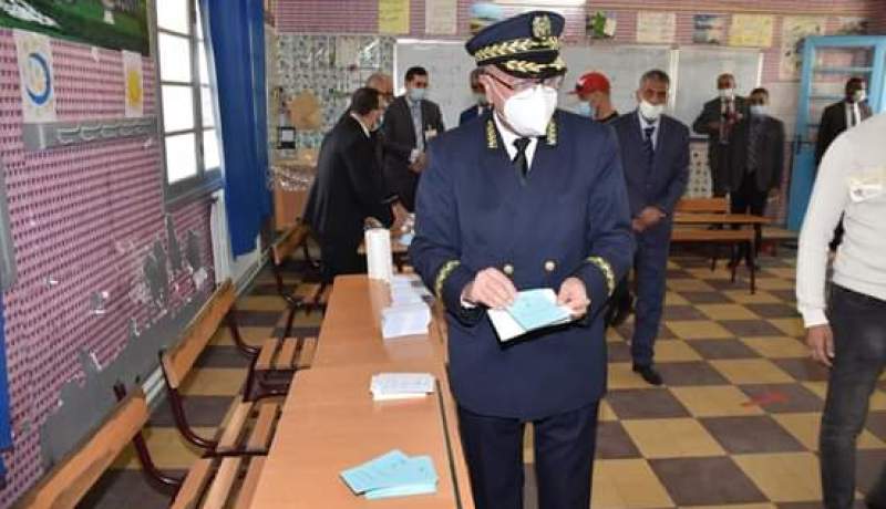 والي معسكر يؤدي واجبه الإنتخابي في الإستفتاء حول مشروع تعديل الدستور
