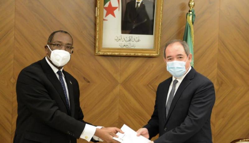 بوقادوم يستلم أوراق اعتماد السفير الجديد لجمهورية رواندا