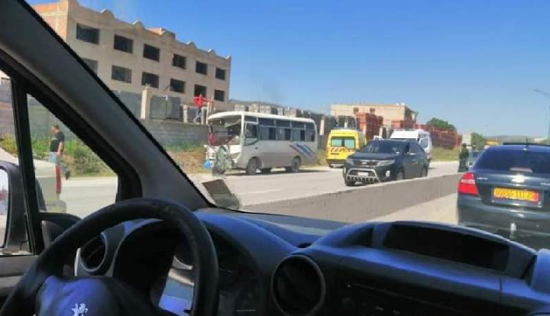 15 جريحا في إصطدام شاحنة بحافلة لنقل المسافرين بقسنطينة