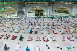 وسط إجراءات إحترازية صارمة.. آلاف المعتمرين يطوفون حول الكعبة أوّل رمضان