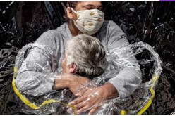 “عناق في زمن كورونا”.. تفوز بجائزة أفضل صورة صحفية