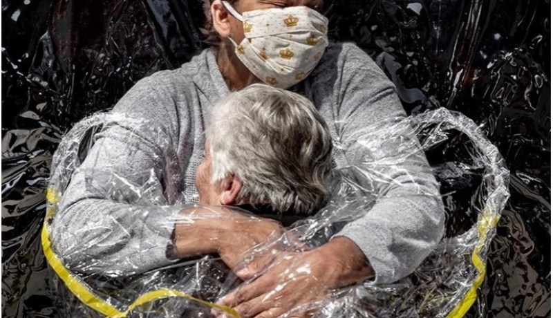 “عناق في زمن كورونا”.. تفوز بجائزة أفضل صورة صحفية