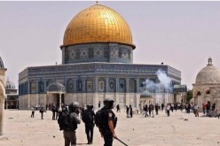 بعد ساعات من وقف إطلاق النار.. الإحتلال الصهيوني يقتحم باحات الأقصى ويعتدي على المصلين