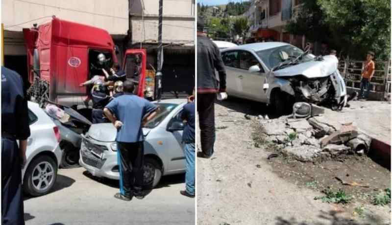 سطيف: شاحنة تحطّم 11سيارة وتصطدم ببناية وسط مدينة عموشة