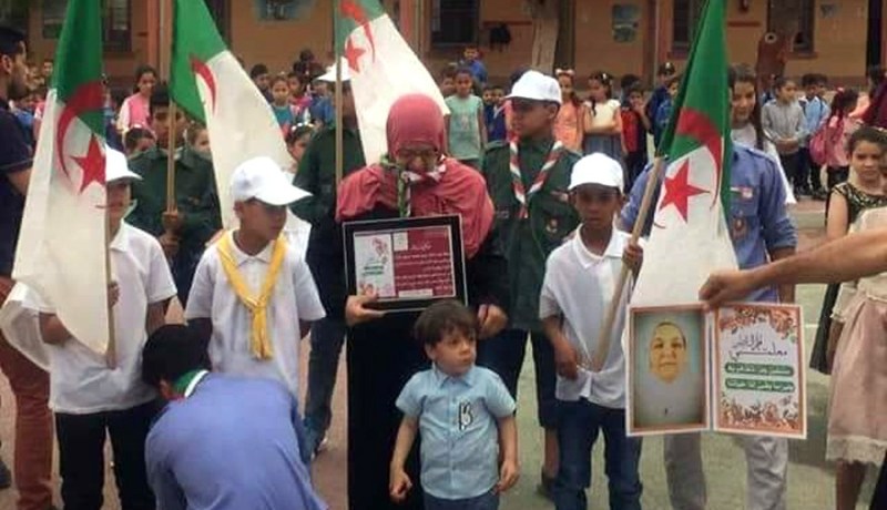 تيارت.. أساتذة يكرمون معلمتهم المتقاعدة داخل مدرستها في عيد ميلادها