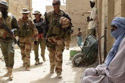 فرنسا تقرّر تعليق عملياتها العسكرية المشتركة مع القوات المالية