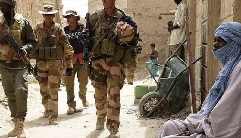 فرنسا تقرّر تعليق عملياتها العسكرية المشتركة مع القوات المالية