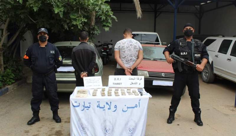 BRI تيارت توقف شخصين وتحجز قرابة 2 كلغ من المخدرات