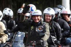 فرض غرامة مالية على رئيس دولة لعدم وضعه الكمامة