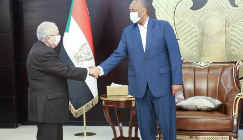 لعمامرة يلتقي رئيس مجلس السيادة السوداني ويسلمه رسالة من الرئيس تبون