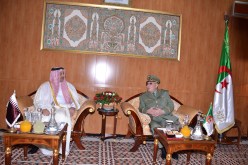 قايد صالح يبحث سبل التعاون مع وزير الدفاع القطري