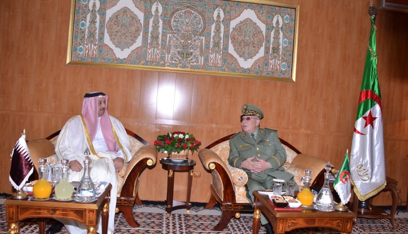 قايد صالح يبحث سبل التعاون مع وزير الدفاع القطري
