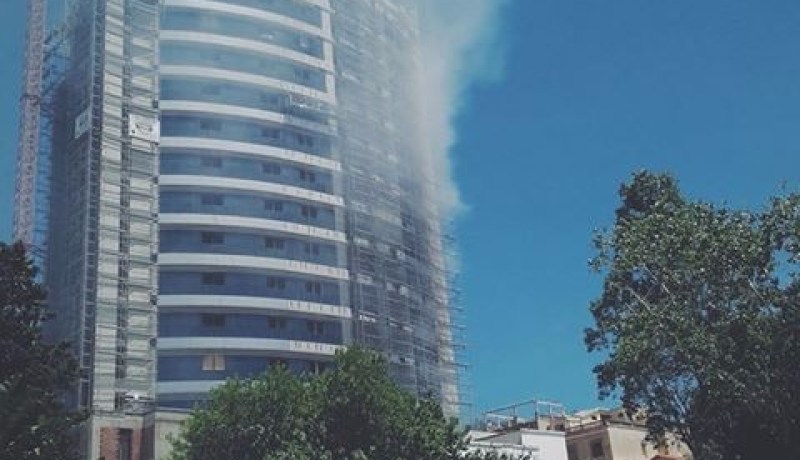 بالفيديو والصور..حريق مهول في بناية قيد الإنجاز ببن عكنون في العاصمة