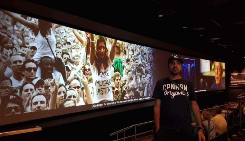 بالصور..عزو العنابي يزور متحف الصحافة الدولي بواشنطن