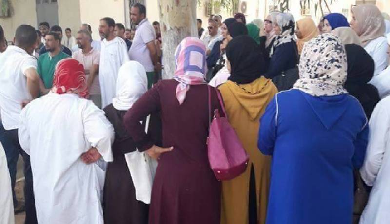 بالصور- عين وسارة: وقفة تضامن مع القابلة المحبوسة