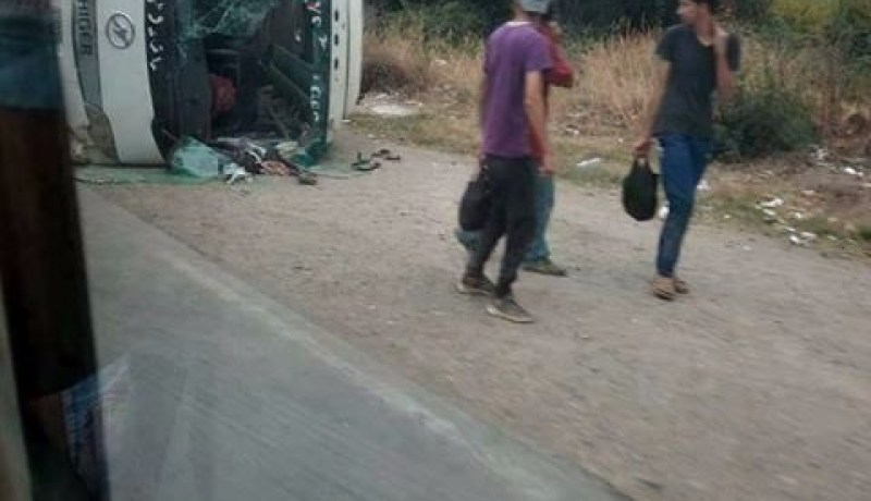 بالصور- انقلاب حافلة لنقل المسافرين في برج منايل