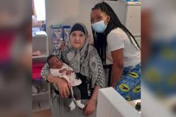 وصفتها الصحافة الفرنسية بـ”الجدة البطلة”.. عجوز جزائرية تنقذ رضيعة من الموت