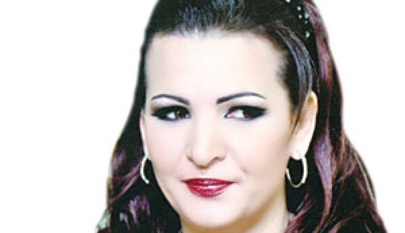 بعد أشهر من انفصالها عن زوجها الطيار …. أمير كويتي يطلب المطربة زكية محمد للزواج