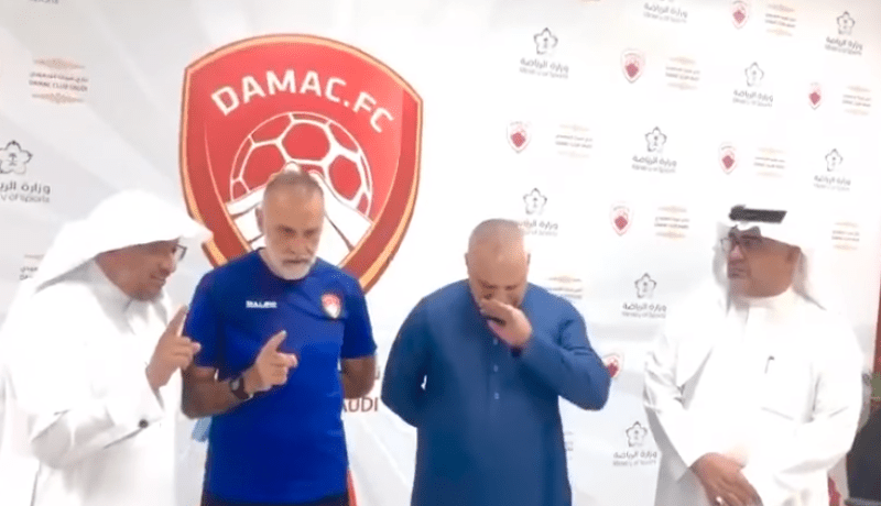بالفيديو.. زكري يذرف الدموع بعد دخول مُساعده الإيطالي للإسلام