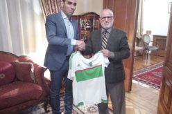 بالصور.. رئيس الفاف يُهدي قميص الخضر لسفير الجزائر بروسيا