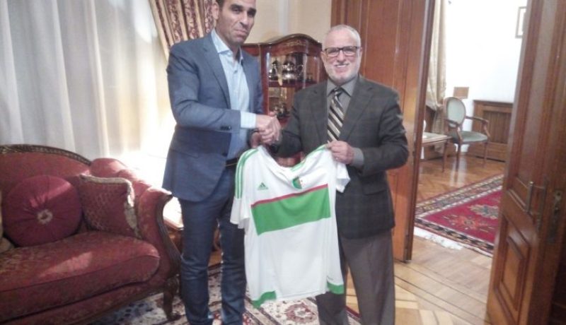 بالصور.. رئيس الفاف يُهدي قميص الخضر لسفير الجزائر بروسيا