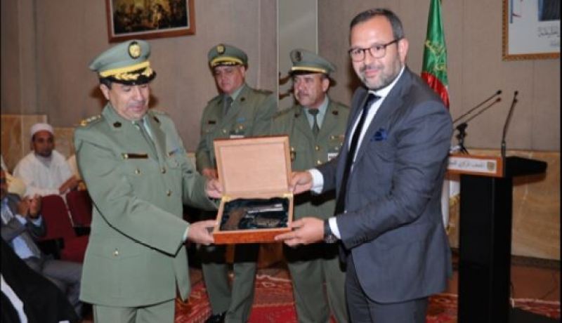 تسليم السلاح الشخصي للواء بن معلم لمتحف الجيش