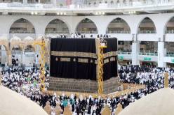 بالصور.. استبدال كسوة الكعبة المشرفة