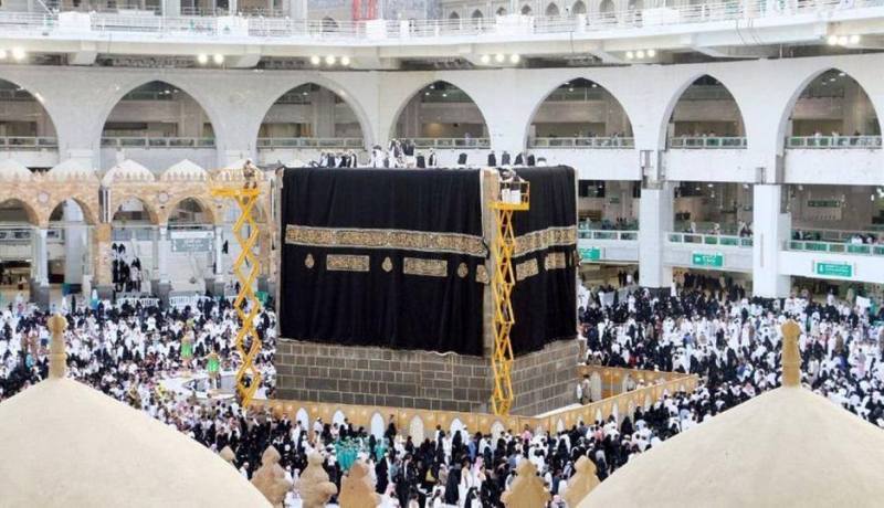 بالصور.. استبدال كسوة الكعبة المشرفة
