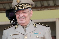 الفريق قايد صالح يقلد الرتب ويسدي الأوسمة لعدد من الإطارات