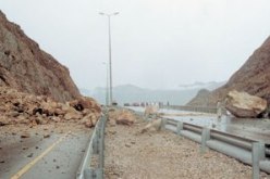 انهيارات صخرية تتسبب في غلق الطريق بالشفة