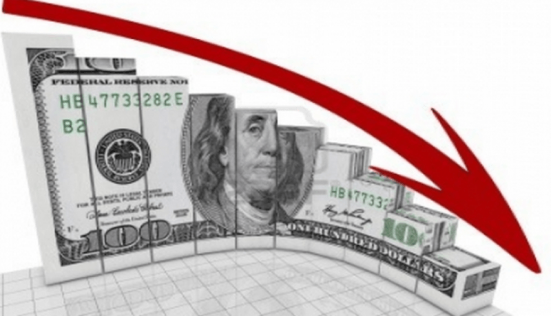 الدولار يتجه صوب أطول موجة خسائر منذ 2015