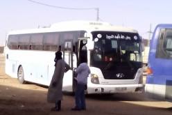 بالصور حافلة لنقل المسافرين تمضي ليلة كاملة أمام محطة التزود بالوقود في عين صالح