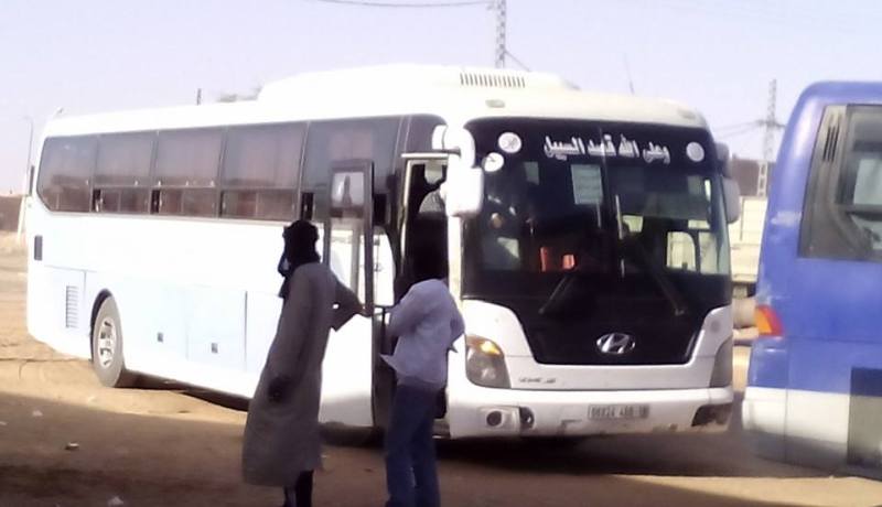 بالصور حافلة لنقل المسافرين تمضي ليلة كاملة أمام محطة التزود بالوقود في عين صالح