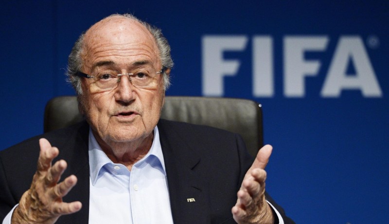 بلاتر يدعو لإلغاء قاعدة التسجيل أكثر خارج الأرض