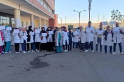 بالصور.. أطباء مركز الأمومة والطفولة في تيارت يحتجون