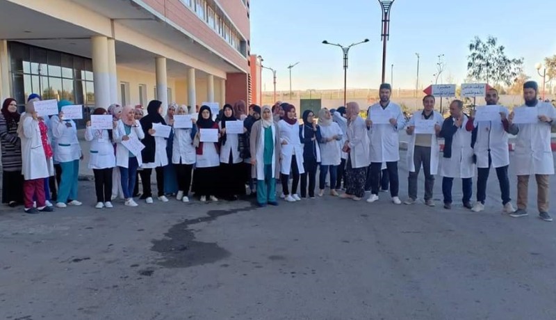 بالصور.. أطباء مركز الأمومة والطفولة في تيارت يحتجون