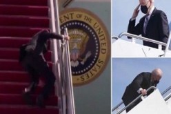 بايدن يتعثر 3 مرات ويسقط خلال صعوده سلالم الطائرة