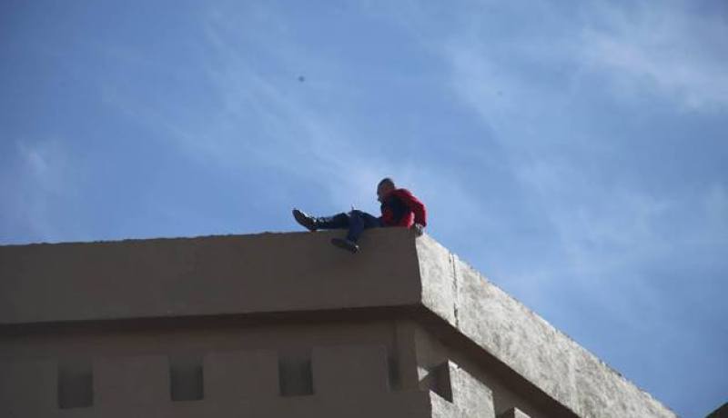 بالفيديو.. إحباط محاولة انتحار