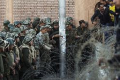 انسحاب جزء من الحرس الجمهوري من أمام قصر الاتحادية.. والمتظاهرون يقتحمون الحواجز