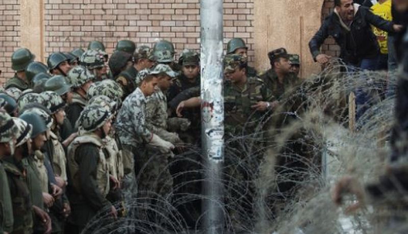 انسحاب جزء من الحرس الجمهوري من أمام قصر الاتحادية.. والمتظاهرون يقتحمون الحواجز