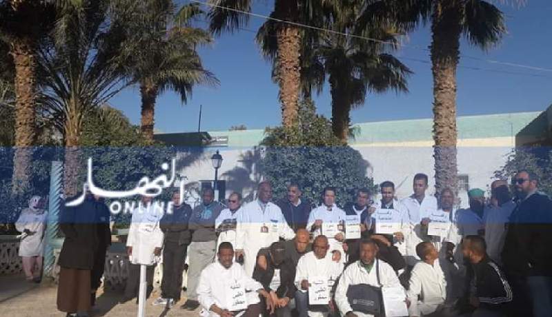 بالصور.. إحتجاج عمال المؤسسة الاستشفائية بالمغير بعد تزايد الاعتداءات على الكادر الطبي في الوادي