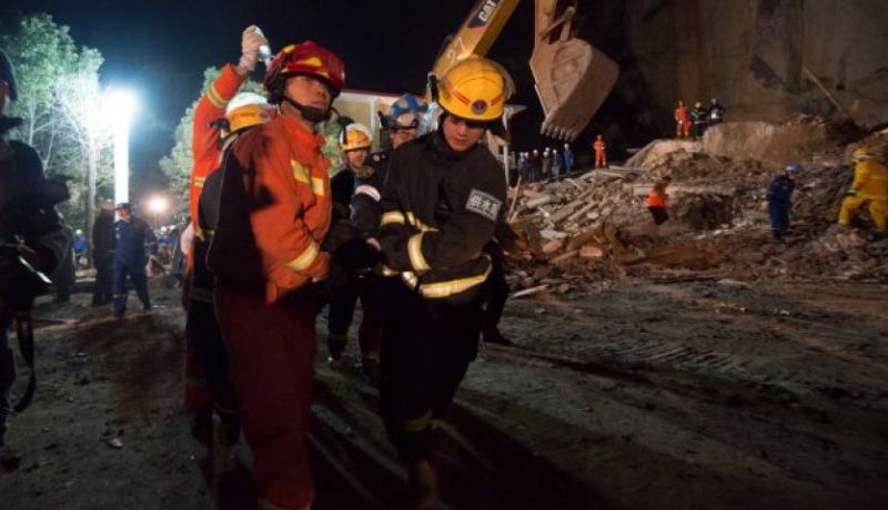 هلاك 10 أشخاص ردما تحت التراب بعد إنهيار فندق بالصين