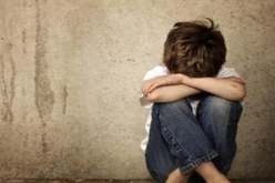 حادثة مؤلمة تهز مصر.. والدان يعذبان طفلهما ويجبرانه على التدخين وتعاطي المخدرات!