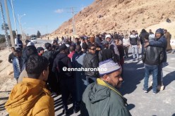 سكان بلدية الخنڨ بالأغواط يغلقون الطريق ورئيس وكالة التشغيل يرد