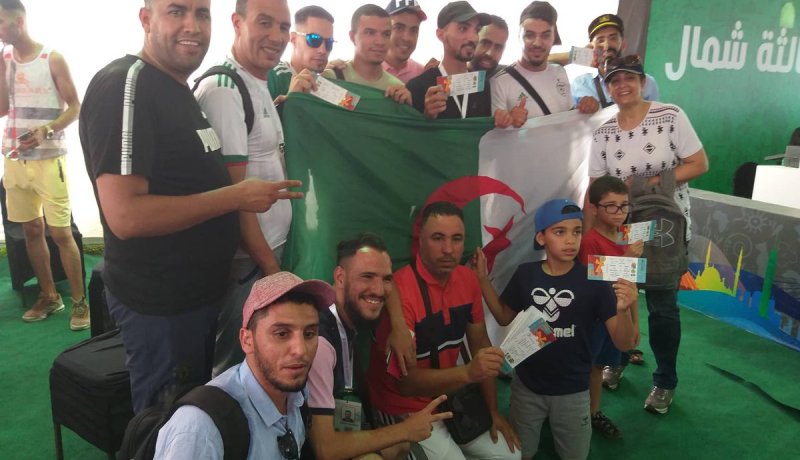 بالصور.. الفاف توزع تذاكر مباراة الجزائر أمام تنزانيا على جماهير الخضر بالقاهرة