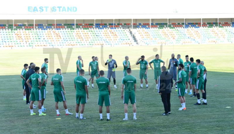 بالصور..الخضر يجرون أول حصة تدريبية بملعب آريا ستاديوم
