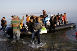 تغريم روائية دنماركية لأنها ساعدت مهاجرين سوريين على الوصول الى السويد