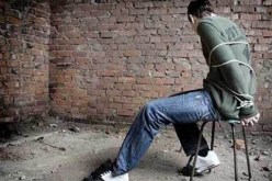 عصابة تضم فتاة تختطف شابا وتصوره في وضعيات خليعة في بسكرة