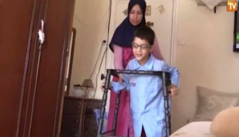بالفيديو.. طفل من ذوي الاحتياجات الخاصة محروم من المدرسة بسبب بيروقراطية وزارتين