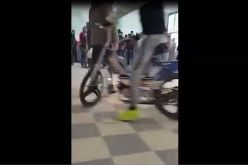 فيديو شاب يتجول بدراجته النارية داخل مكاتب بلدية الشريعة بتبسة